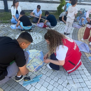 Bahçe Sosyal Hizmet Merkezi Müdürlüğü personelleri tarafından, Sosyal ve Ekonomik Destek (SED) Hizmeti Etkinliğinin Artırılması Projesi kapsamında SED hizmetinden yararlanan öğrencilerimize yönelik “Uçurtma Şenliği” etkinliği düzenlenmiştir. - fotoğraf 3