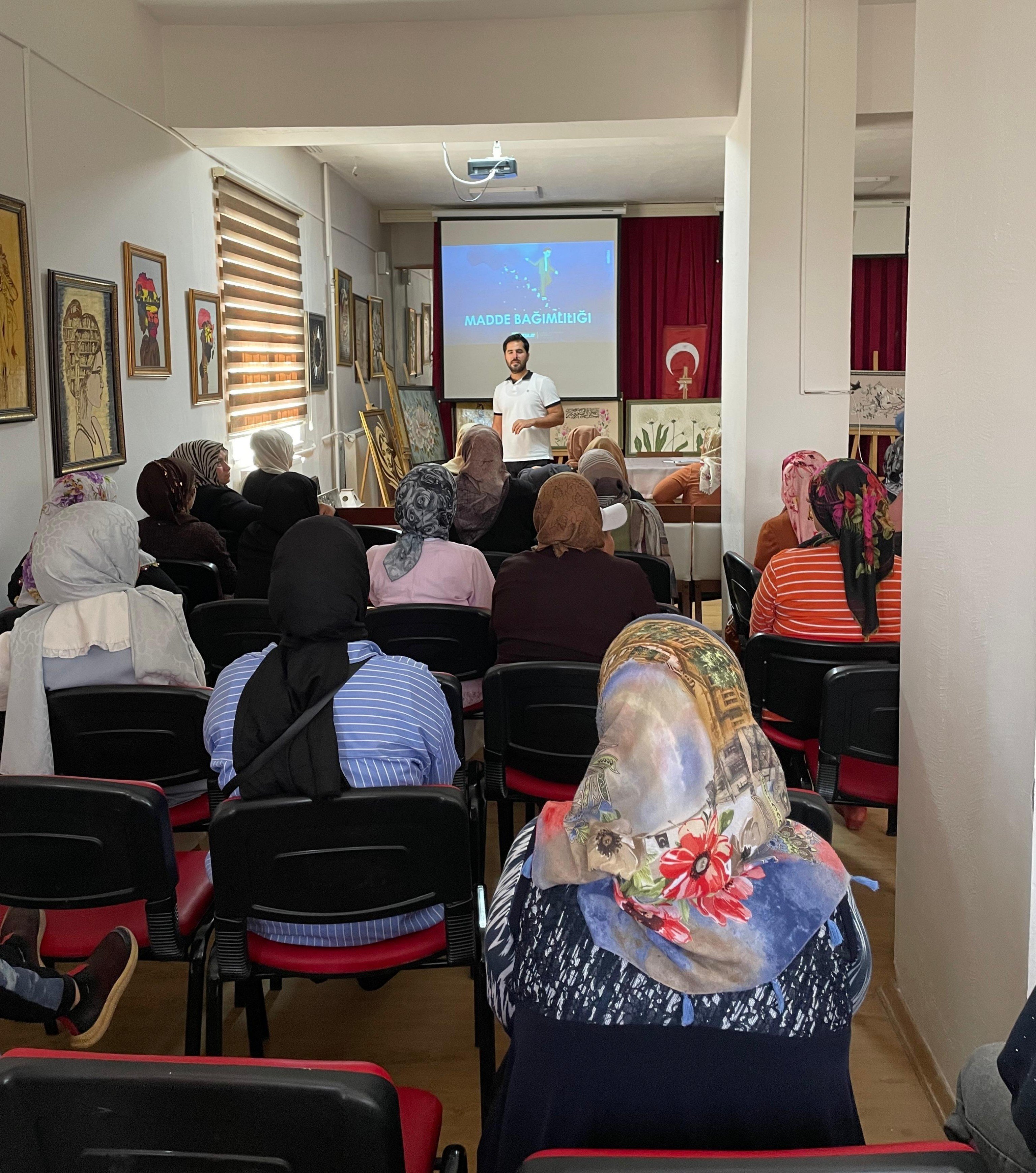 Kozluk Aile Destek Merkezi personel ve kursiyerlerine “Madde Bağımlılığı ve Yetkin Ebeveynlik”eğitimleri 