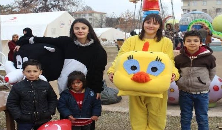 Elazığ’da meydana gelen deprem de evleri hasar gören aileler çadır kentte yaşarken oradaki çocukların yüzünü kostümler giyerek güldürüyorlar.