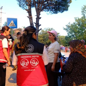 Ayvalık’ta Yangından Etkilenen Vatandaşlarımıza Psikososyal Destek - fotoğraf 2