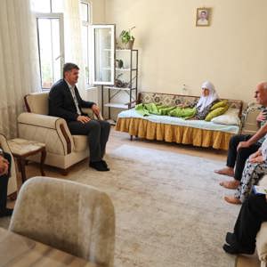Vali Ömer Kalaylı ve İl Müdürü Çetin Tutaş'tan 101 Yaşındaki Saliha Bulut Teyzeye Anlamlı Ziyaret - fotoğraf 1