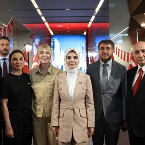Bakanımız Göktaş, Vakıfbank'ın "İrade Bizim Zafer Bizim Sergisi"ne katıldı - fotoğraf 3