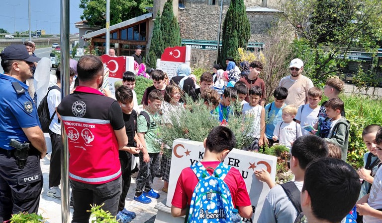 Şehitlerimiz Kabirleri Başında Anıldı