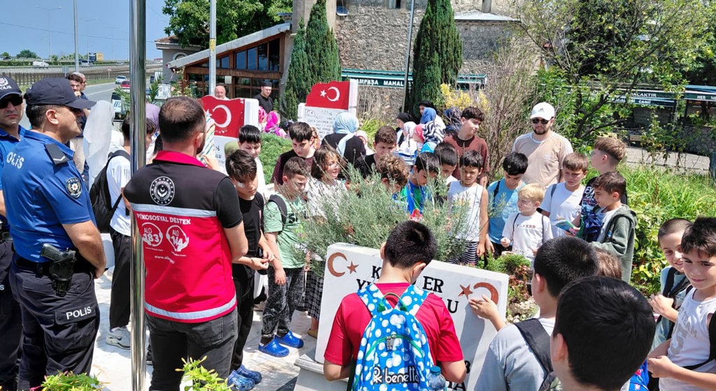 Şehitlerimiz Kabirleri Başında Anıldı