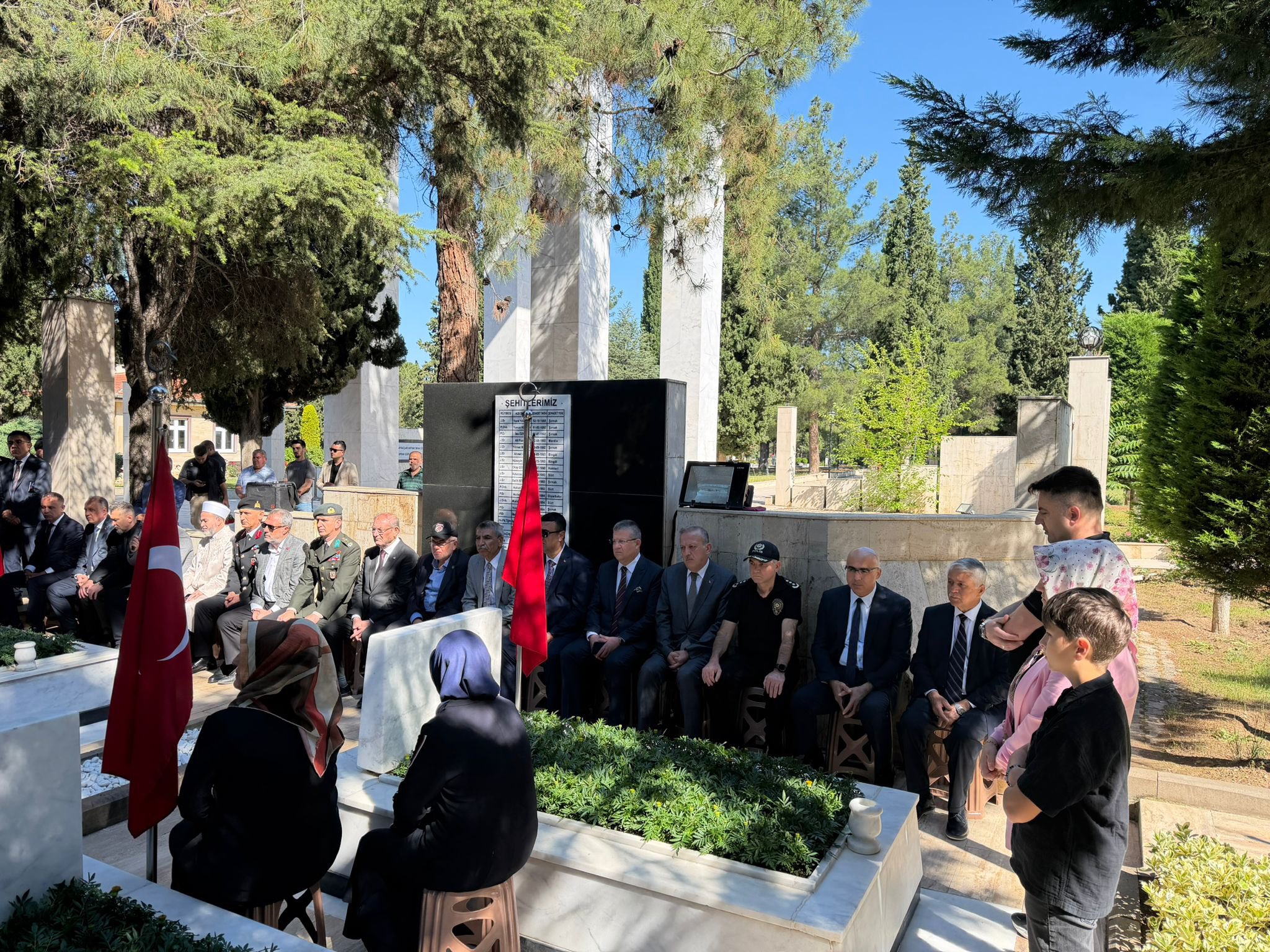 Kurban Bayramı Arefesinde Şehitlik ve Gazi Kabirleri Ziyaret Edildi
