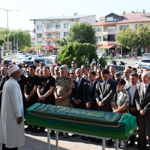 Vali Yardımcılarımız Sayın Mehmet Emre Canpolat ve Sayın Nurullah Kaya; aziz şehitlerimizden Şehit Polis Salih Zengin ve Erzincan Şehit Aileleri Derneği Başkanı Sn. Abdulkadir Zengin'in babaları Mehmet Zengin için Terzibaba Camii'nde düzenlenen cenaze merasimine katıldı. - fotoğraf 3