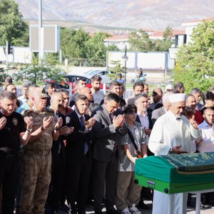 Vali Yardımcılarımız Sayın Mehmet Emre Canpolat ve Sayın Nurullah Kaya; aziz şehitlerimizden Şehit Polis Salih Zengin ve Erzincan Şehit Aileleri Derneği Başkanı Sn. Abdulkadir Zengin'in babaları Mehmet Zengin için Terzibaba Camii'nde düzenlenen cenaze merasimine katıldı. - fotoğraf 4