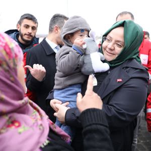 Bakan Selçuk, Elazığ'da Depremden Etkilenen Vatandaşları Ziyaret Etti - fotoğraf 8