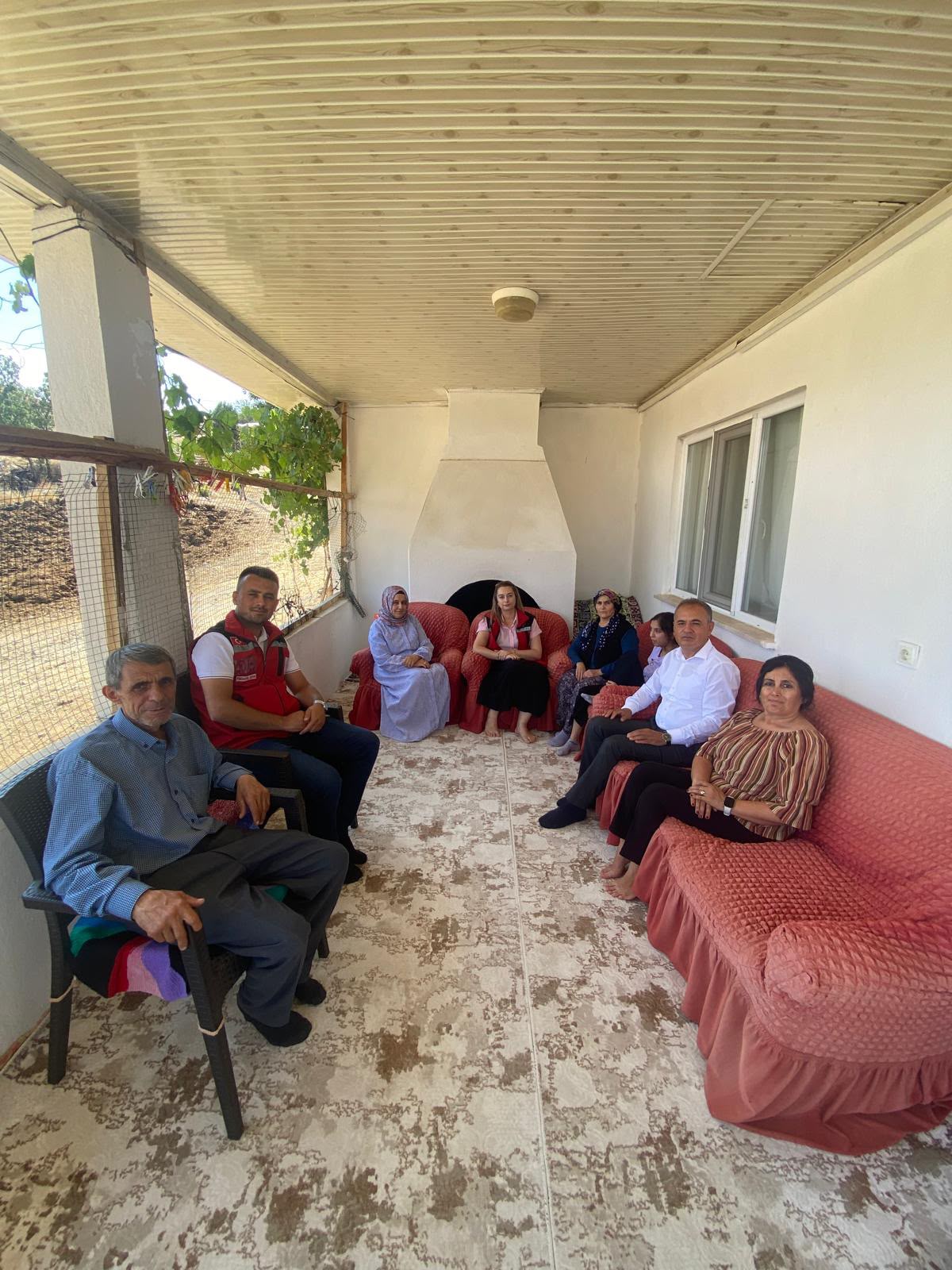 Aile odaklı sosyal hizmet anlayışımız doğrultusunda vatandaşlarımızın yanında olmaya, ihtiyaçlarını yerinde tespit ederek çözüm odaklı hizmet sunmaya kararlılıkla devam ediyoruz.