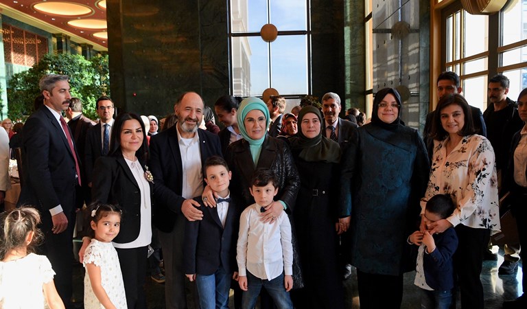 Bakan Selçuk, Emine Erdoğan Hanımefendinin Ev Sahipliğinde Gerçekleştirilen Yemekte Koruyucu Ailelerle Biraraya Geldi 