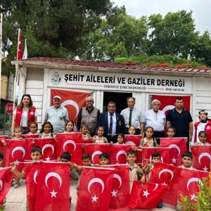 Babalar Günü dolayısıyla, Çocuk Hakları Komitesi üyesi Vali Ümit Karahan İlkokulu öğrencilerimiz ile Çocuk Hakları Birimi personellerimiz, Osmaniye 7 Ocak Engelliler Kulübü ve Osmaniye Şehit Aileleri ve Gaziler Derneğini ziyaret ederek Babalar Günü kutlaması gerçekleştirmiştir. - fotoğraf 1