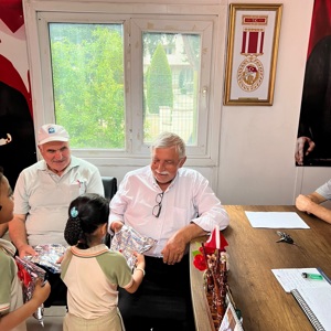 Babalar Günü dolayısıyla, Çocuk Hakları Komitesi üyesi Vali Ümit Karahan İlkokulu öğrencilerimiz ile Çocuk Hakları Birimi personellerimiz, Osmaniye 7 Ocak Engelliler Kulübü ve Osmaniye Şehit Aileleri ve Gaziler Derneğini ziyaret ederek Babalar Günü kutlaması gerçekleştirmiştir. - fotoğraf 3