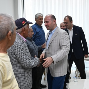 Babalar Günü münasebetiyle, Sayın Valimiz Mehmet Fatih Serdengeçti Kadirli Huzurevi Yaşlı Bakım ve Rehabilitasyon Merkezi’ni ziyaret etti. Ziyarette İl Müdürümüz Sayın Tolga Nacar da Sayın Valimize eşlik ederek huzurevinde kalan kıymetli büyüklerimizle bir araya geldi. - fotoğraf 1