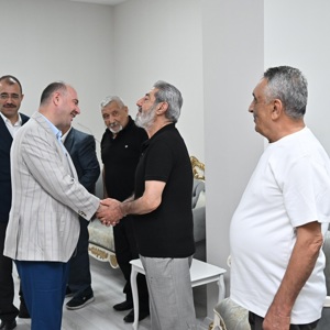 Babalar Günü münasebetiyle, Sayın Valimiz Mehmet Fatih Serdengeçti Kadirli Huzurevi Yaşlı Bakım ve Rehabilitasyon Merkezi’ni ziyaret etti. Ziyarette İl Müdürümüz Sayın Tolga Nacar da Sayın Valimize eşlik ederek huzurevinde kalan kıymetli büyüklerimizle bir araya geldi. - fotoğraf 3