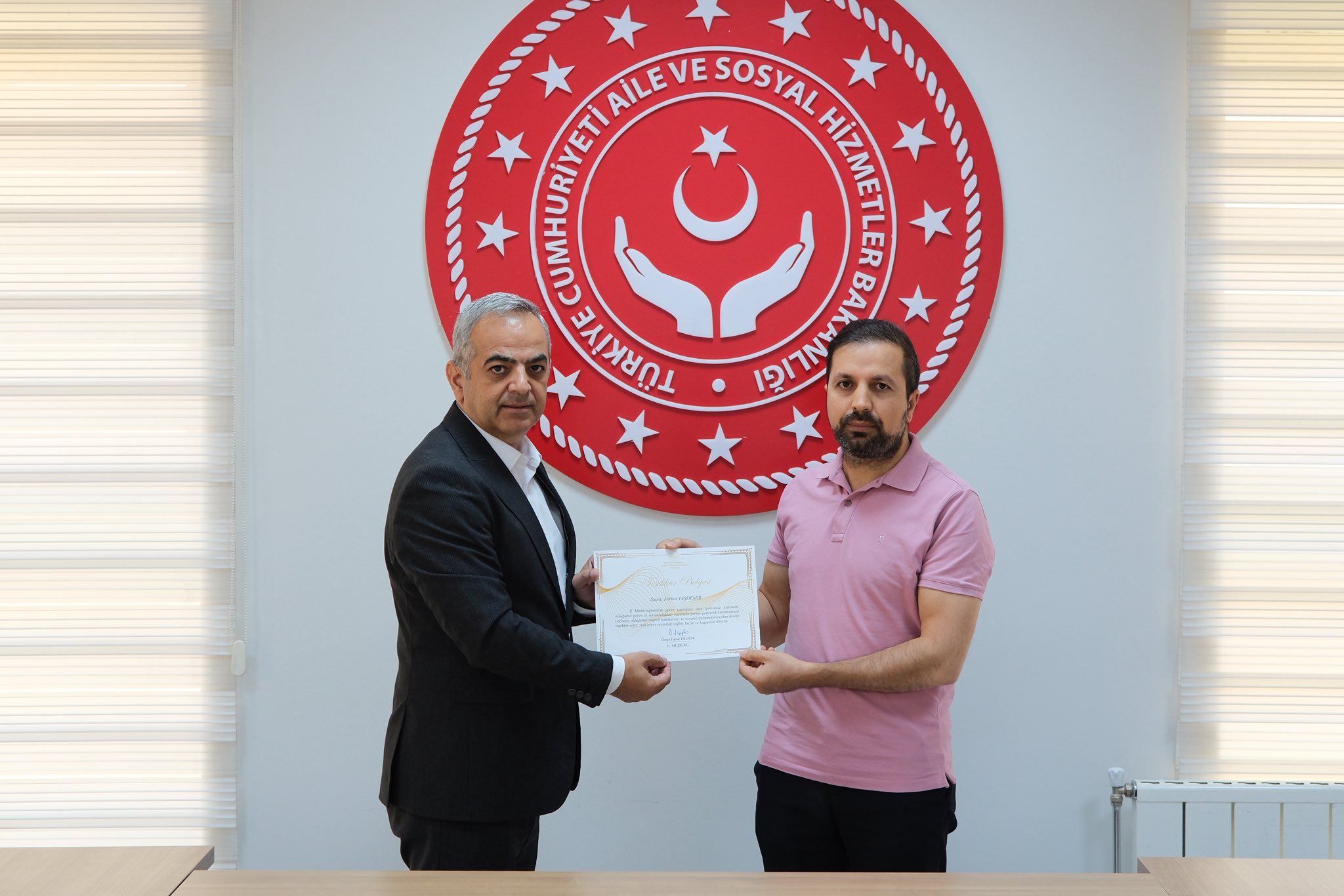 İl Müd. Sayın Ömer Faruk ERGÜN, il dışına ataması gerçekleştirilen personellerimize Teşekkür Belgesi takdim etti. 