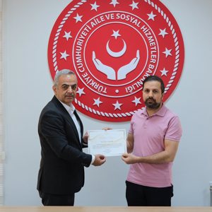 İl Müd. Sayın Ömer Faruk ERGÜN, il dışına ataması gerçekleştirilen personellerimize Teşekkür Belgesi takdim etti.  - fotoğraf 1