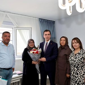 Valimiz Sayın Ahmet Karakaya, vatanımızın birlik ve beraberliği uğruna canını feda eden kahraman şehidimiz Çarşı ve Mahalle Bekçisi İsa Budak’ın kıymetli ailesini ziyaret etti - fotoğraf 1