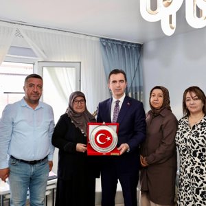 Valimiz Sayın Ahmet Karakaya, vatanımızın birlik ve beraberliği uğruna canını feda eden kahraman şehidimiz Çarşı ve Mahalle Bekçisi İsa Budak’ın kıymetli ailesini ziyaret etti - fotoğraf 3