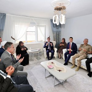 Valimiz Sayın Ahmet Karakaya, vatanımızın birlik ve beraberliği uğruna canını feda eden kahraman şehidimiz Çarşı ve Mahalle Bekçisi İsa Budak’ın kıymetli ailesini ziyaret etti - fotoğraf 4