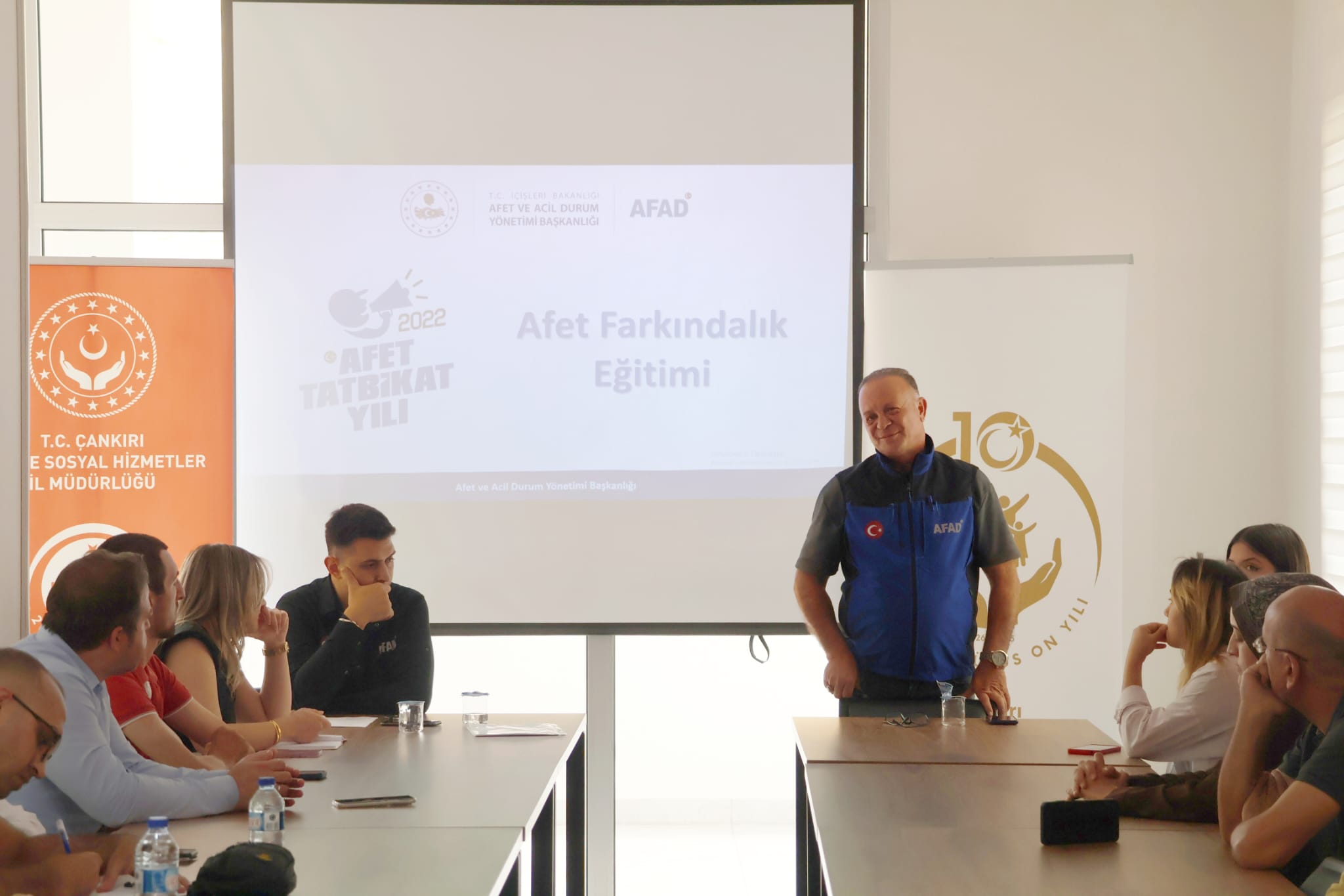 İl Müdürlüğümüz ve bağlı kuruluşlarımızda görev yapan çalışma arkadaşlarımıza yönelik“Doğal Afet ve Acil Durumlar” konulu eğitim gerçekleştirildi.
