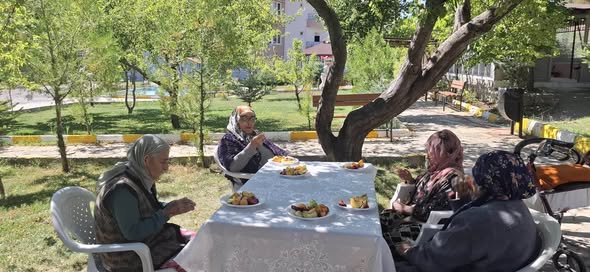 Alparslan Türkeş Huzurevi'nde “Meyve Saati” Etkinliği Düzenlendi!