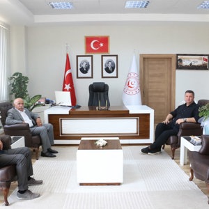 ELAZIĞ ŞOFÖRLER VE OTOMOBİLCİLER ESNAF ODASI BAŞKANI VE HARPUT DERNEĞİ YÖNETİM KURULU BAŞKANI İL MÜDÜRÜMÜZÜ ZİYARET ETTİ - fotoğraf 1