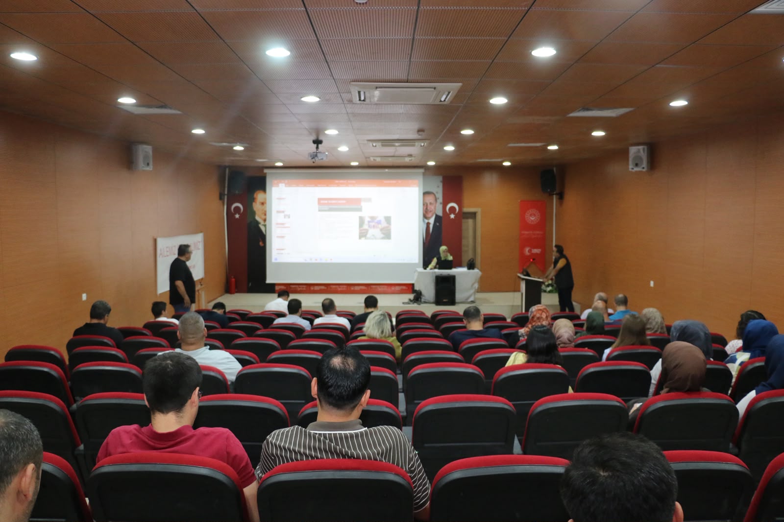 İL MÜDÜRLÜĞÜMÜZDE GÖÇ İDARESİ TARAFINDAN  " İNSAN TİCARETİ İLE  MÜCADELE VE MAĞDURLARIN KORUNMASINA YÖNELİK FARKINDALIK" EĞİTİMİ GERÇKEŞTİRİLDİ