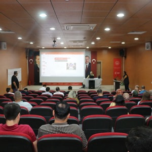 İL MÜDÜRLÜĞÜMÜZDE GÖÇ İDARESİ TARAFINDAN  " İNSAN TİCARETİ İLE  MÜCADELE VE MAĞDURLARIN KORUNMASINA YÖNELİK FARKINDALIK" EĞİTİMİ GERÇKEŞTİRİLDİ - fotoğraf 1