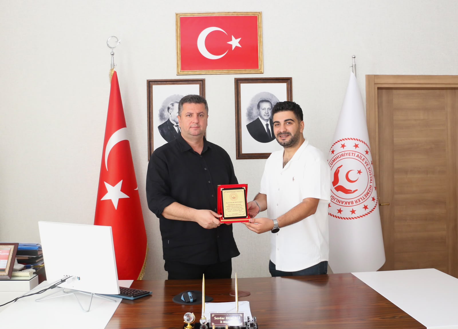İL MÜDÜRÜMÜZ SAYIN SERDAR DEMİRCİ'DEN DEĞERLİ ÇALIŞMA ARKADAŞIMIZA VE PLAKETİ