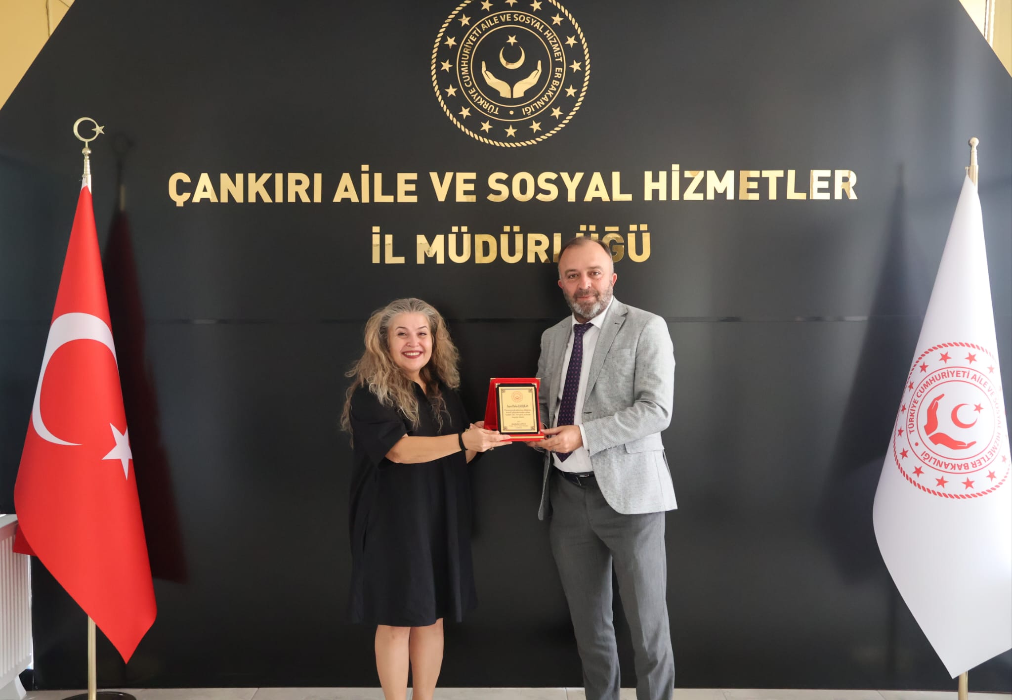 İl Müdürümüz Sn. Abdulhaluk LONGA , çalışma arkadaşımız Rabia ÇALIŞKAN’a plaket takdim etti.
