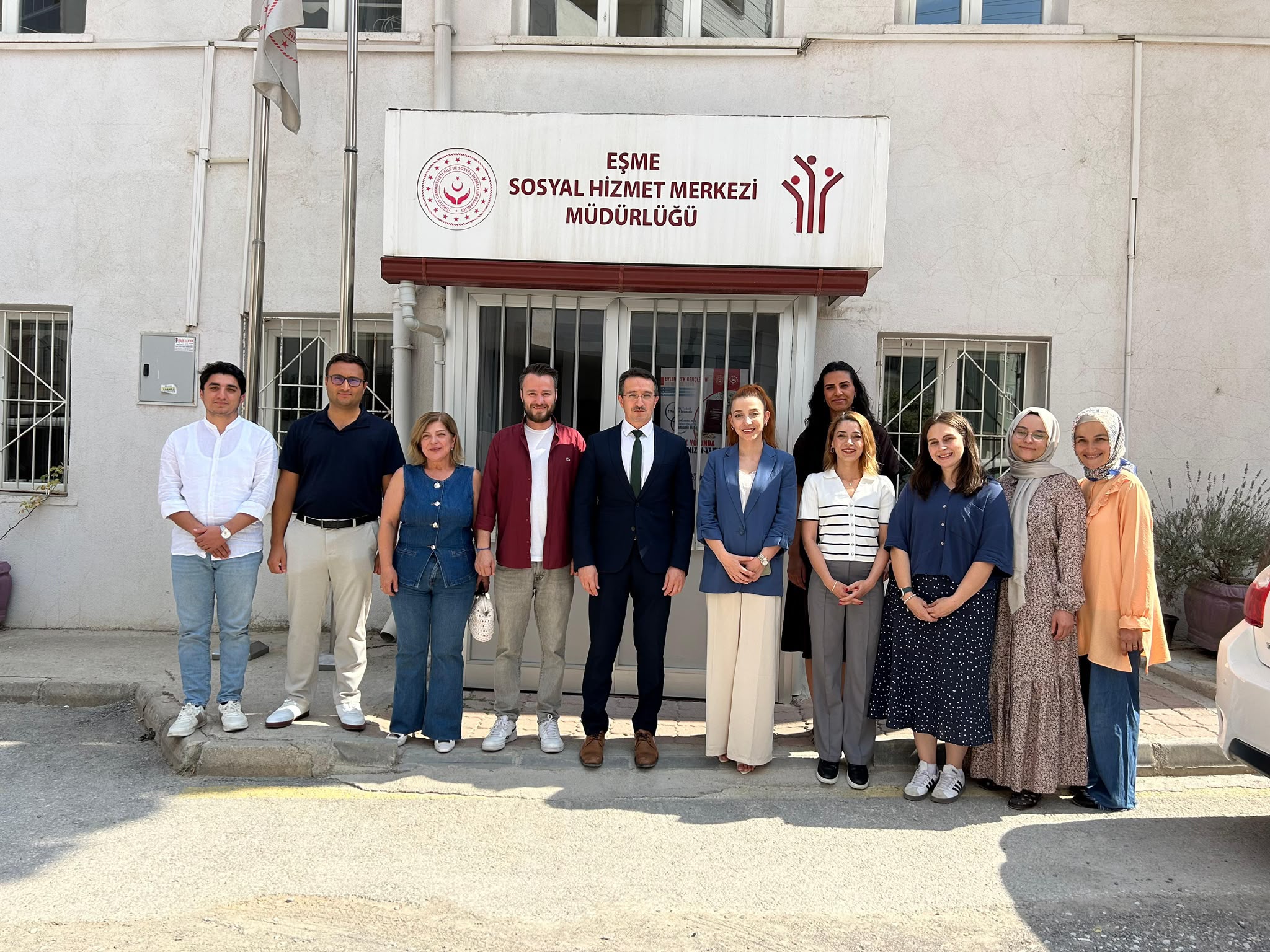 Uşak Aile ve Sosyal Hizmetler İl Müdürümüz Zekai İnan, Eşme Sosyal Hizmet Merkezi Müdürlüğünü ziyaret etti