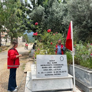 Düziçi Sosyal Hizmet Merkezi Müdürlüğü Şehit Yakınları ve Gazi Birimi personelleri tarafından sivil şehidimiz Ali Çam’ın kabri ziyaret edilmiştir. - fotoğraf 1