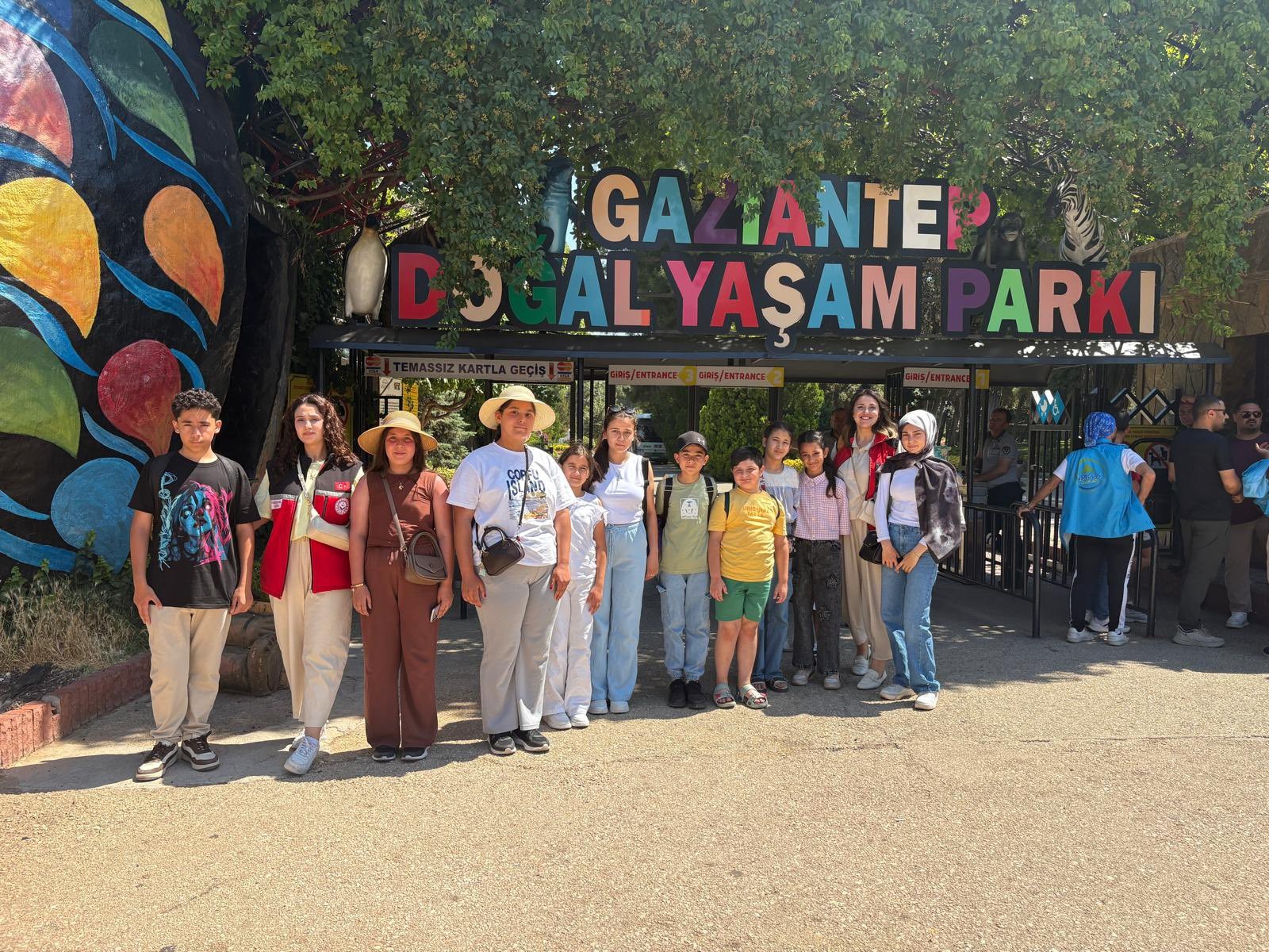 Düziçi Sosyal Hizmet Merkezi Müdürlüğü tarafından Ebeveyn Kaybı Yaşamış Çocuklara Yönelik Hizmetlerin Etkinliğinin Artırılması Projesi kapsamında ebeveyn kaybı yaşamış (öksüz/yetim) çocuklarımıza karne hediyesi olarak Gaziantep Hayvanat Bahçesi’ne gezi düzenlendi.