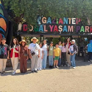 Düziçi Sosyal Hizmet Merkezi Müdürlüğü tarafından Ebeveyn Kaybı Yaşamış Çocuklara Yönelik Hizmetlerin Etkinliğinin Artırılması Projesi kapsamında ebeveyn kaybı yaşamış (öksüz/yetim) çocuklarımıza karne hediyesi olarak Gaziantep Hayvanat Bahçesi’ne gezi düzenlendi. - fotoğraf 1