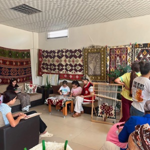 Kadirli Sosyal Hizmet Merkezi Müdürlüğü tarafından, Okul Destek Projesi kapsamındaki çocuklara yönelik 📍Kadirli Belediyesi Kilim Evi’ne ziyaret gerçekleştirildi. - fotoğraf 1