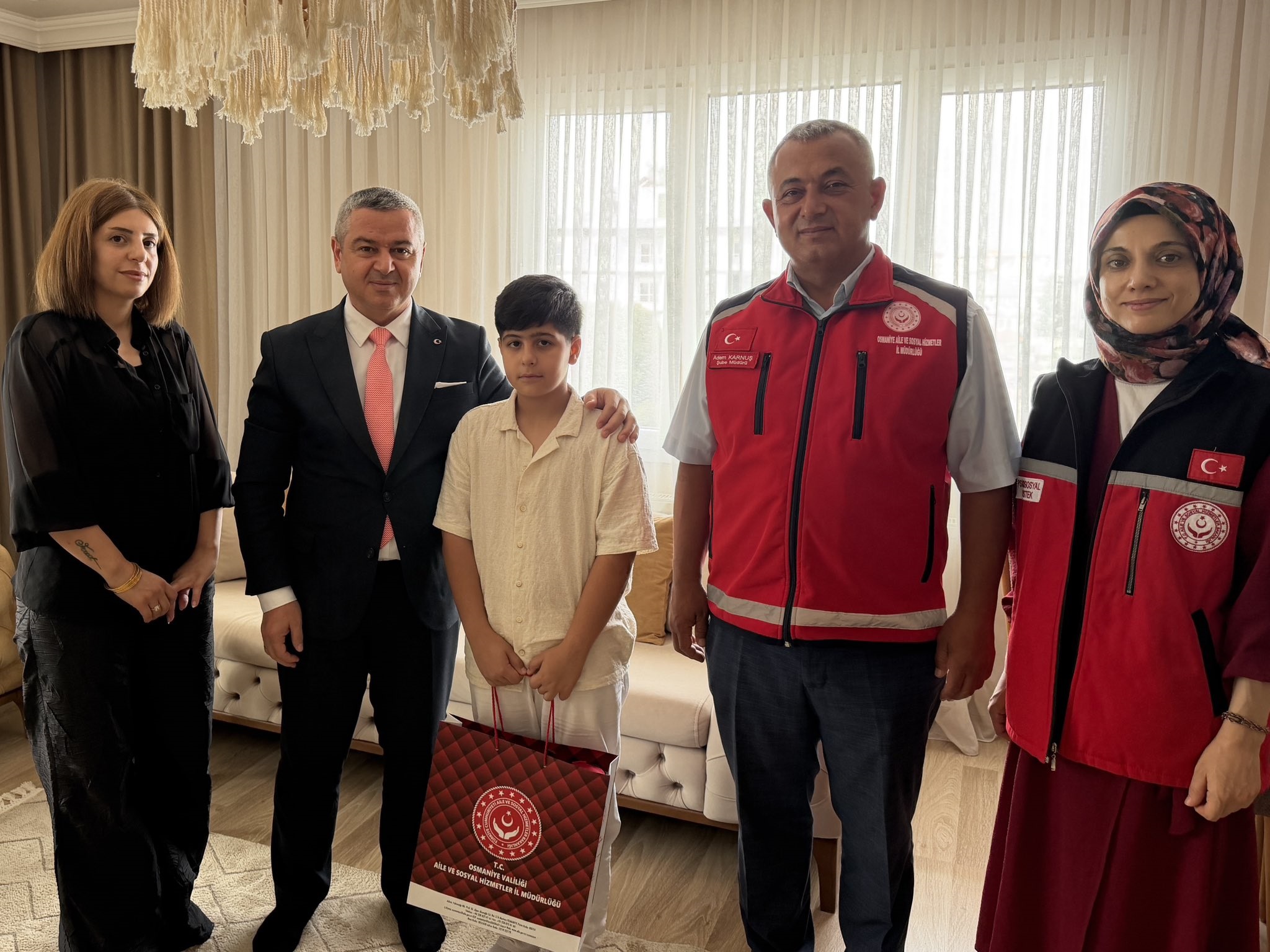 İl Müdürümüz Sayın Naci Yılmaz, annesinin desteğiyle ve gönüllülük esasıyla şehit mezarlıkları ve camilerin temizliğine katkı sunan millî ve manevi değerlere duyarlılığıyla örnek olan Abdullah’ı  ve kıymetli ailesini evlerinde ziyaret etti.