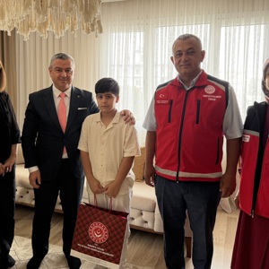 İl Müdürümüz Sayın Naci Yılmaz, annesinin desteğiyle ve gönüllülük esasıyla şehit mezarlıkları ve camilerin temizliğine katkı sunan millî ve manevi değerlere duyarlılığıyla örnek olan Abdullah’ı  ve kıymetli ailesini evlerinde ziyaret etti. - fotoğraf 1