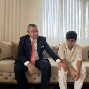 İl Müdürümüz Sayın Naci Yılmaz, annesinin desteğiyle ve gönüllülük esasıyla şehit mezarlıkları ve camilerin temizliğine katkı sunan millî ve manevi değerlere duyarlılığıyla örnek olan Abdullah’ı  ve kıymetli ailesini evlerinde ziyaret etti. - fotoğraf 2