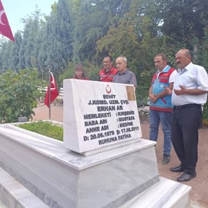 Yerköy Sosyal Hizmet Merkezi Müdürlüğümüzce, aziz şehidimiz Erhan Ar, sene-i devriyesinde kabri başında dualarla anıldı. - fotoğraf 1