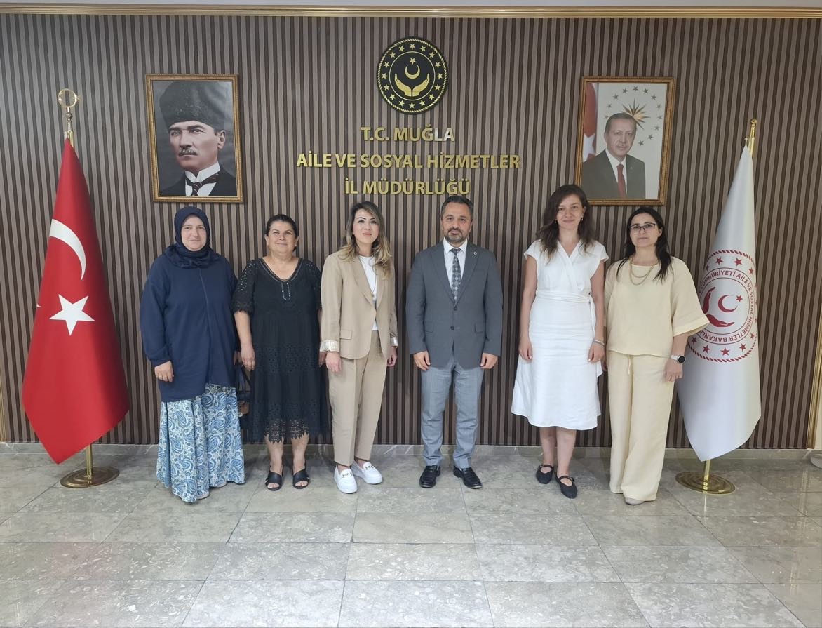 Kadın ve Demokrasi Derneği (KADEM) Muğla İl Temsilcisi Erizan YILMAZ, Muğla Aile ve Sosyal Hizmetler İl Müdürümüz Mahmut SELÇUK’u makamında ziyaret etti.