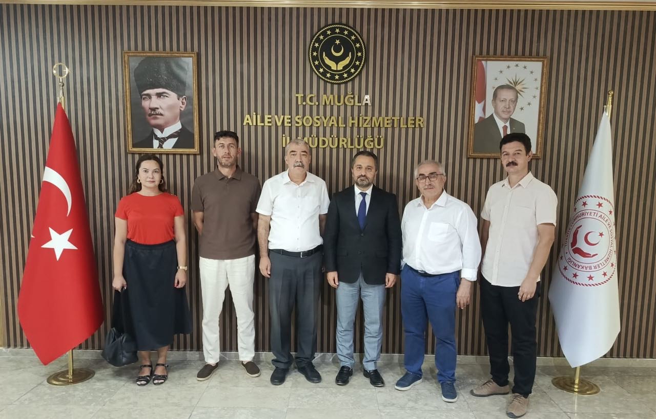 Türk Eğitim-Sen Muğla Şube Başkanı ve Türkiye Kamu-Sen Muğla İl Temsilcisi Mürsel ÖZATA ile beraberindeki heyet, Muğla Aile ve Sosyal Hizmetler İl Müdürümüz Mahmut SELÇUK’u makamında ziyaret etti.