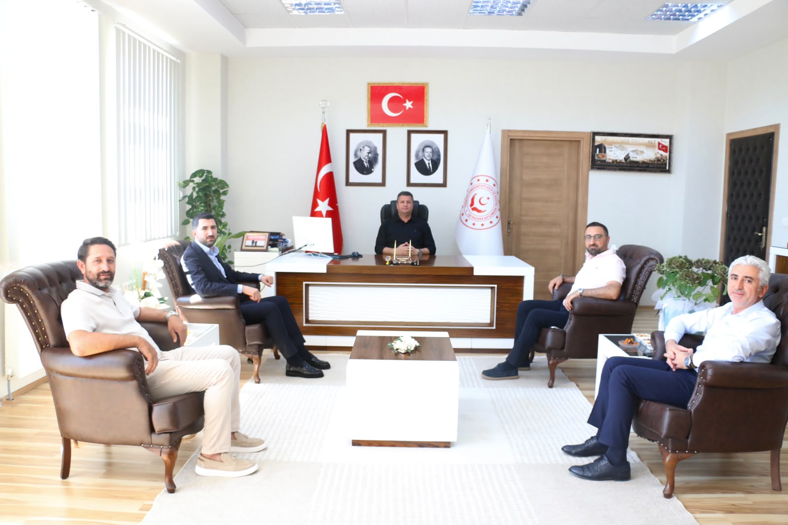 AK PARTİ SOSYAL POLİTİKALAR BAŞKAN YARDIMCILARINDAN İL MÜDÜRÜMÜZ SAYIN SERDAR DEMİRCİ’YE ZİYARET