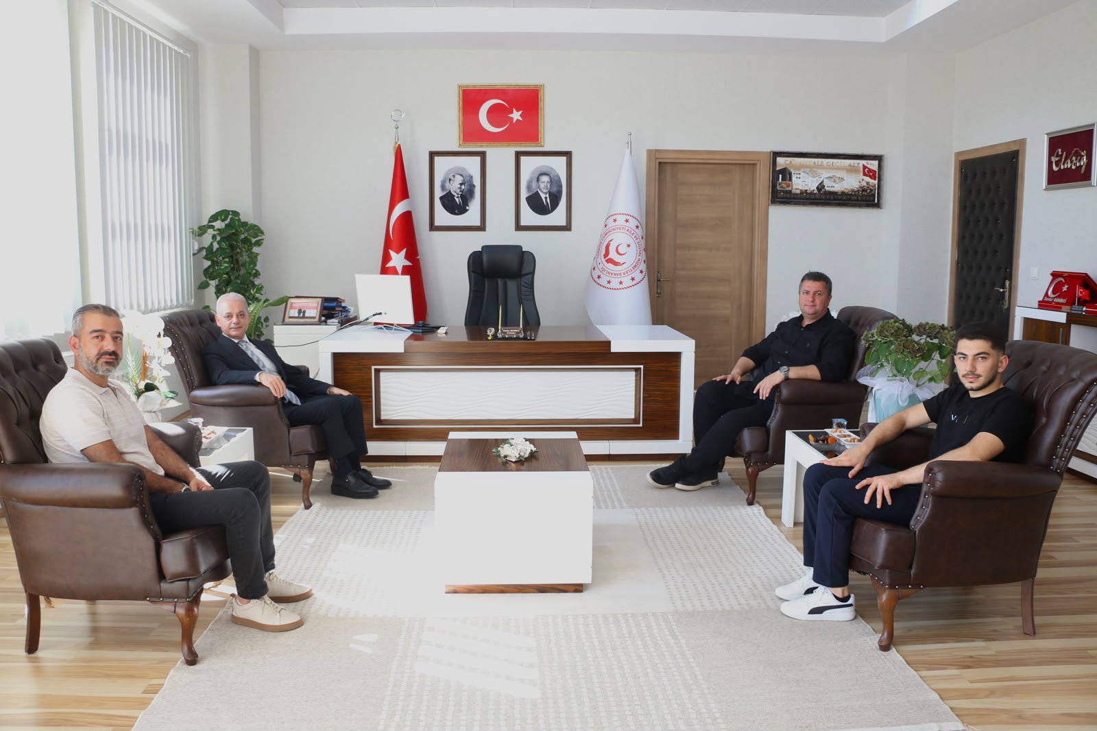 ERZİNCAN İL SAĞLIK MÜDÜRÜ DR. SAYIN CİHAN TEKİN’DEN İL MÜDÜRÜMÜZ SAYIN SERDAR DEMİRCİ’YE ZİYARET