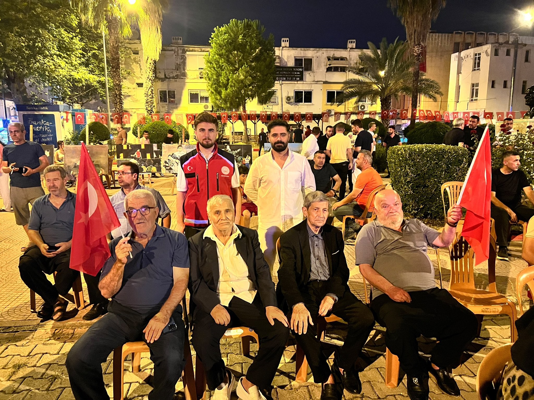 15 Temmuz Demokrasi ve Millî Birlik Günü kapsamında, Kadirli Huzurevi Yaşlı Bakım ve Rehabilitasyon Merkezi Müdürlüğü ile Kadirli Sosyal Hizmet Merkezi Müdürlüğü Kuruluş Müdürlerimiz ve personellerimiz ile huzurevi sakinlerimiz, demokrasi nöbeti programına katılım sağladı.