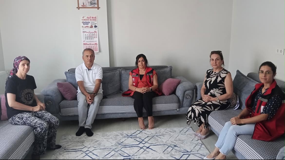 Cumhurbaşkanımızın kararıyla ilan edilen Aile ve Nüfus 10 Yılı (2026-2035) kapsamında, İl Müdürümüz Mustafa ÇAKIR, Şube müdürümüz Esra BAYSAL ve Sosyal Hizmet Merkezi Müdürümüz Şeyda ŞİMŞEK tarafından aile ziyaretleri gerçekleştirildi.