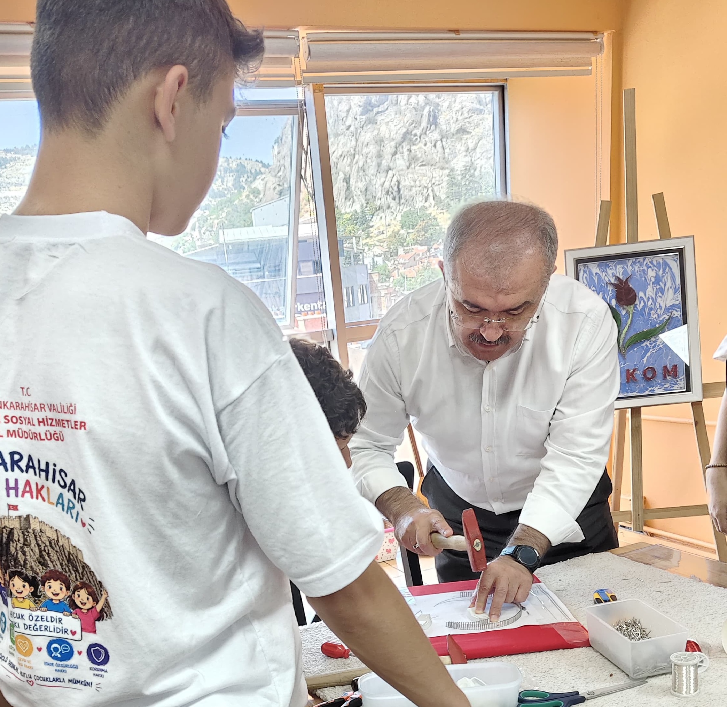 İl Müdürümüz Sayın Bilal ERDOĞAN, Aydın İl Çocuk Hakları Komitesi Üye Çocuklarımızla Birlikte Renkli Dünyam Sanat Atölyesinde Sanatsal Faaliyetlere Eşlik Etti.