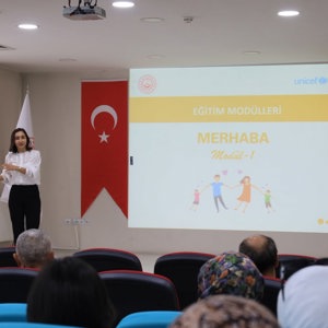 Koruyucu ailelerin hizmet hakkında bilgi sahibi olması ve çocukların psiko-sosyal ihtiyaçlarının karşılanarak, sağlıklı gelişimlerinin desteklenmesine yönelik “Koruyucu Aile 1. Kademe Eğitimleri” başladı. - fotoğraf 4
