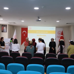 Koruyucu ailelerin hizmet hakkında bilgi sahibi olması ve çocukların psiko-sosyal ihtiyaçlarının karşılanarak, sağlıklı gelişimlerinin desteklenmesine yönelik “Koruyucu Aile 1. Kademe Eğitimleri” başladı. - fotoğraf 3