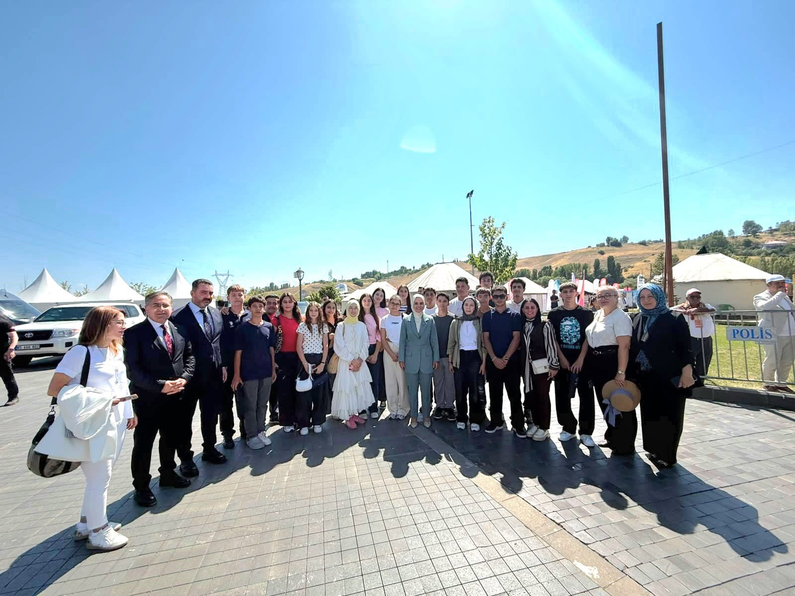 Cumhurbaşkanımız Sayın Recep Tayyip Erdoğan’ın teşrifleri ve Bakanımız Sayın Mahinur Özdemir Göktaş’ın katılımlarıyla, Malazgirt Zaferi’nin 955. yıl dönümü dolayısıyla aziz şehitlerimizin çocukları ile kahraman gazilerimizin evlatları da katılım sağladı