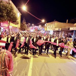 955. Yıl Anadolu'nun Fethi Malazgirt 1071 Ahlat Anma Programı" kapsamında Ahlat'ta  "Fener Alayı ve Bayrak Yürüyüşü - fotoğraf 7
